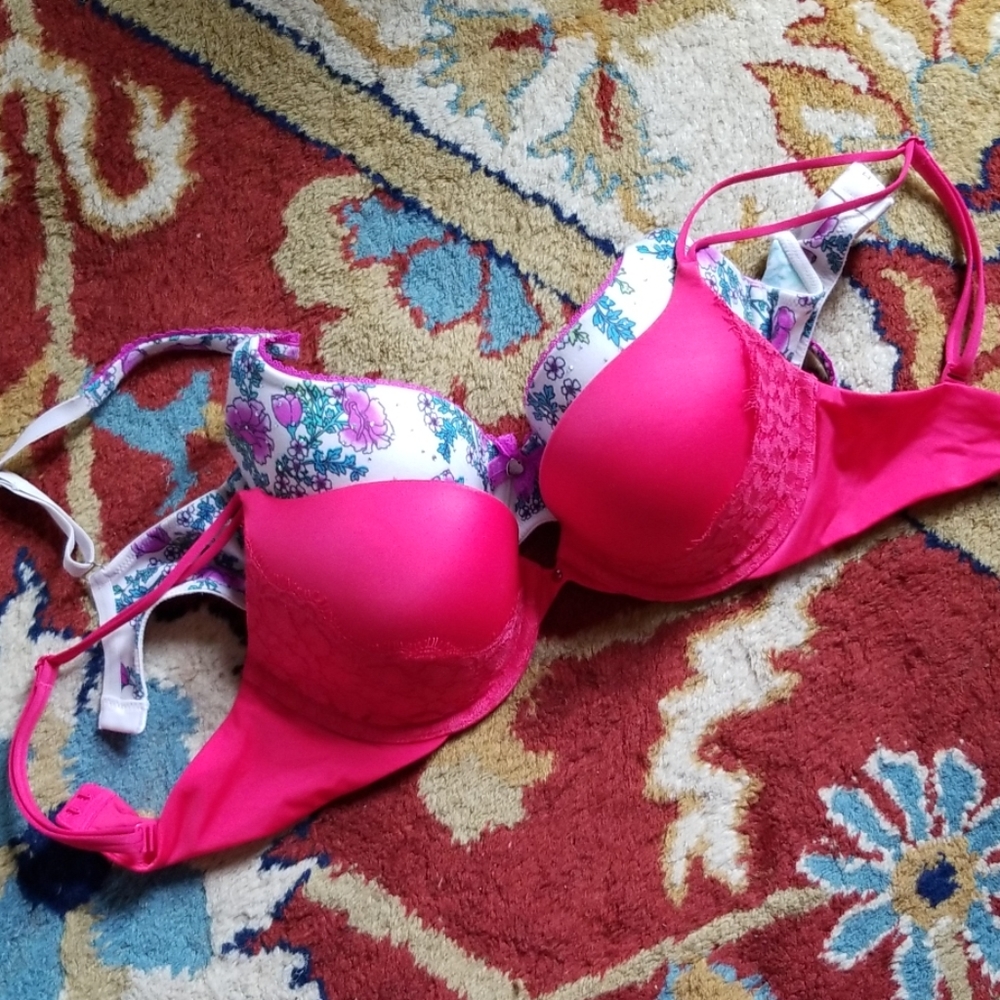 Set of 2 Victoria's secret bras like new